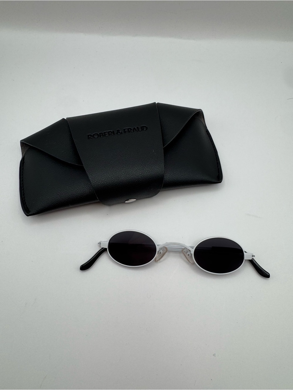 Roberi & Fraud Oval Sunglasses White Small Oval Retro Matrix Style